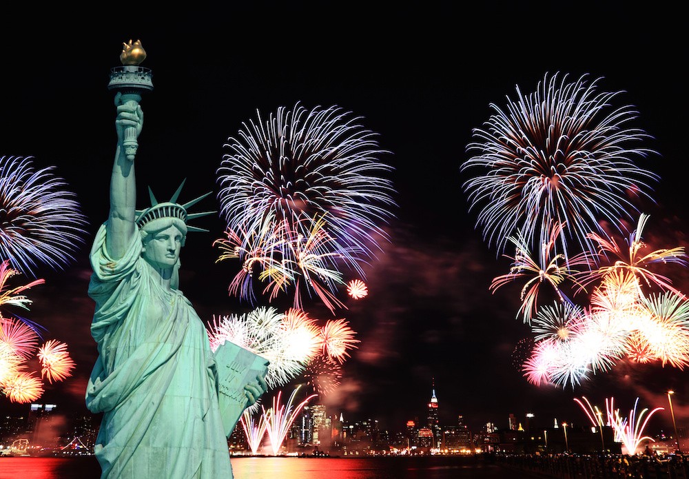 AdobeStock_statuelibertyfireworks