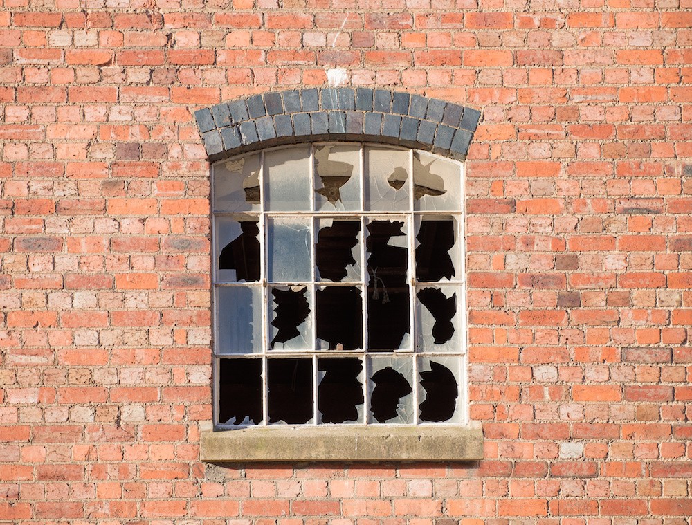 AdobeStock_brokenwindow